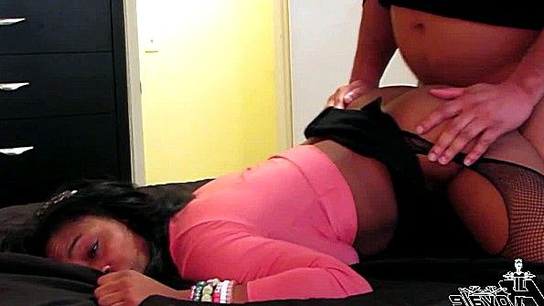 Кокетливая брюнетка удивляет мужчину своей развратностью