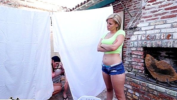 Мисс Генри Суит была положена на спину в постель и спала вместе