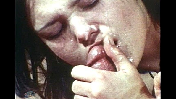 Чернокожий парень пытается трахнуть рыжеволосую сучку в разных позах