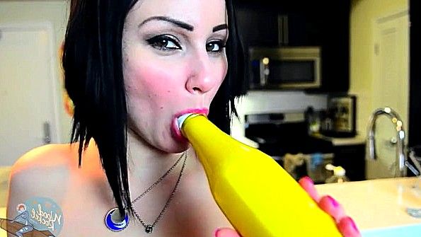 Раскрепощённая азиатская взрослая женщина получает естественное состояние и трахается с землей