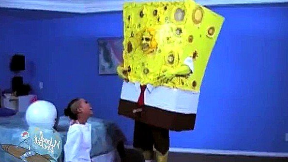 Он срывает с гимнастки комбинезон и приступает к ее траху