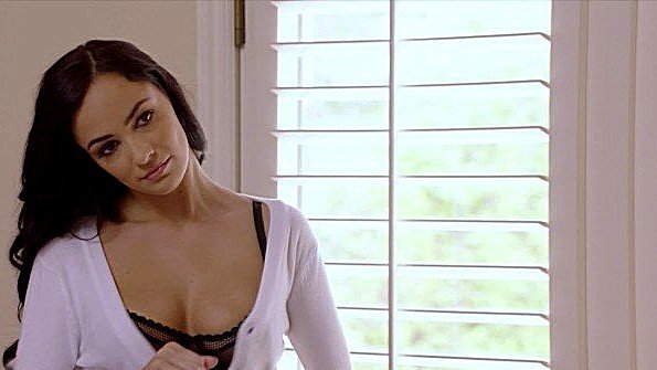 Развратная блондинка хочет, чтобы парень ее трахал