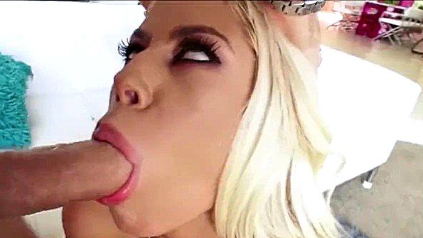 Пышногрудая взрослая женщина легко соблазняет мужчину в деловом офисе