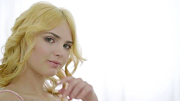 Возбужденная мать трахает своего сына на глазах у подруги