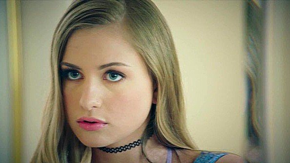 Возбужденная мамаша, трудно спать вместе на диване