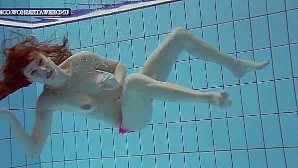 Парень трахает чернокожую взрослую женщину в экстремальной позе, пока она не сойдёт с ума