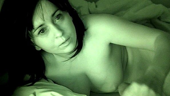 Мамаша дрочит член парня и ждет, пока он кончит