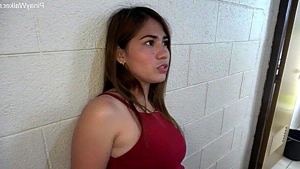 Возбужденная замужняя женщина мастурбирует на стеклянной табличке