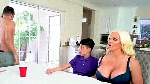 Девушка жадно трахает парня ради клипа номер один в дайджесте