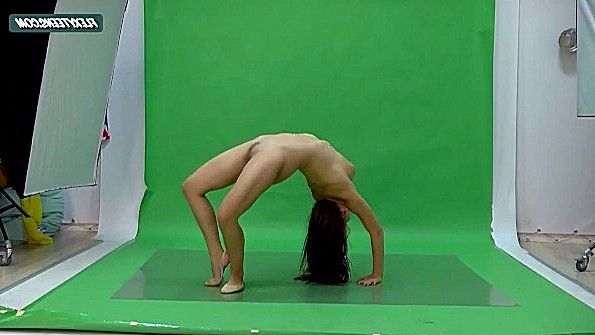 Влетает в салон перед парнем в бикини и соблазняет его заняться сексом