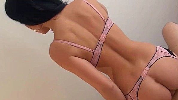 Мисс страстно отсосала член чернокожему парню