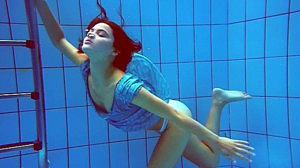 Мускулистый парень грубо трахает девушку