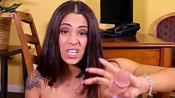 Она снимает свое соблазнительное платье перед чернокожим мужчиной и спит с ним