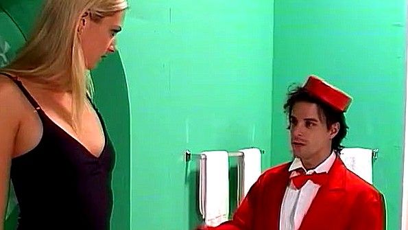 Она вызывающе раздевается в постели и готова оторваться