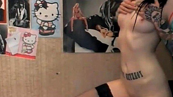 Мисс умело трахается в надувном бассейне