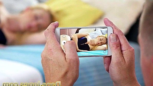 Сука сосет черноту мужского монолитного члена