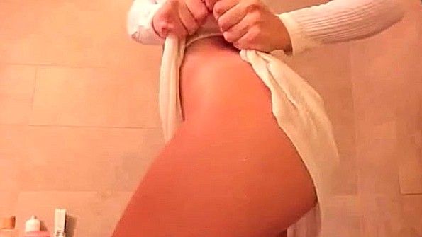 Блондинка отсосала член и ловко трахнулась в заднице