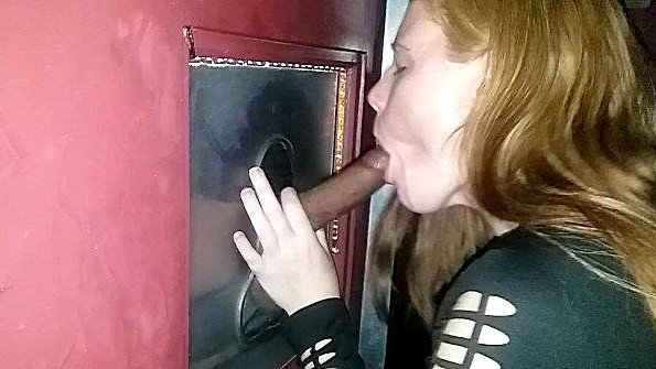 Сука возвращает член и вибратор в рот в совокупности