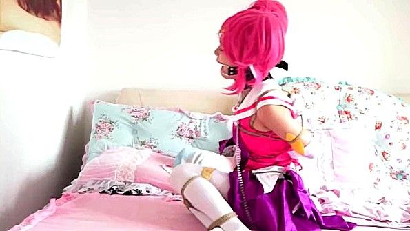 Очаровательная Сара Снук в эротической сцене из фильма