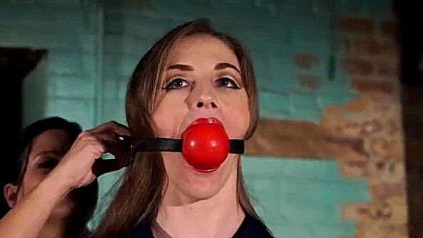 Немецкая дама лежит на кровати и ласкает себя