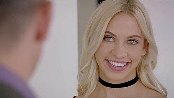 Милфа терзает свой огромный клитор пальцем