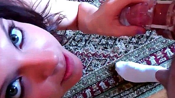 Чернокожая взрослая женщина с радостью трахается с толпой белых парней