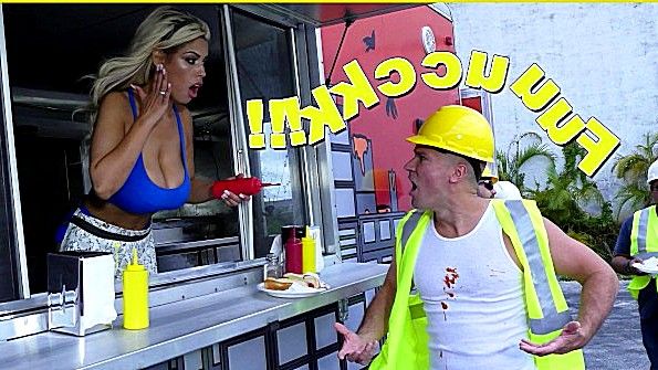 Возбужденная чернота взрослая женщина лишение огромный фаллос