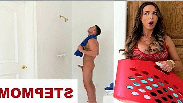 Мисс ласкает свою пизду одним лишь пальцем