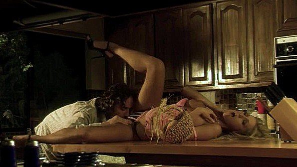 Грудастая чернокожая взрослая женщина жадно спит вместе после сосания члена