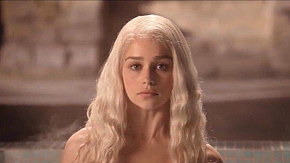 Мисс легла на кровать, откинувшись на перышки, и принялась ласкать себя пальцем