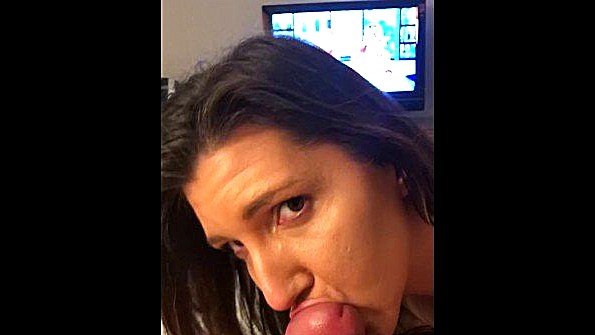 Красивая чернокожая взрослая женщина с большой задницей активно мастурбирует