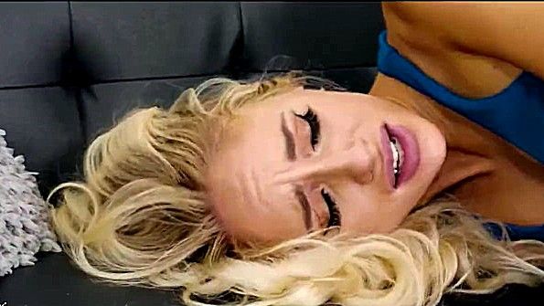 Содержанка мочится в ротовой полости своего раба и наслаждается этим