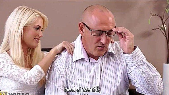 Я мою свою пизду под душем и вставляю в нее вибратор