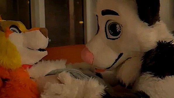 Чернокожая взрослая женщина и белая неряха пытаются занять место 69