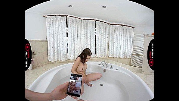 Гламурная девушка кончает из ванны и трахается с парнем