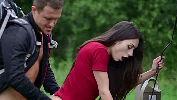 Ребенок активно имеет член в своих ягодицах