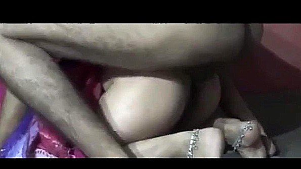 Милфа собирается вставить страпон в пизду своей подруги