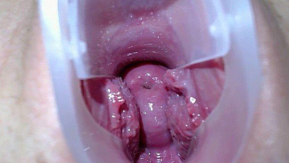 Горячая замужняя женщина трахает своего любовника по-собачьи ради возбужденного клипа