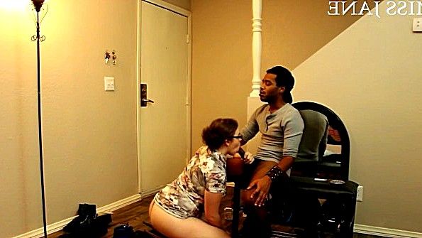 Красотка трахает член своей грудью, пока не кончит