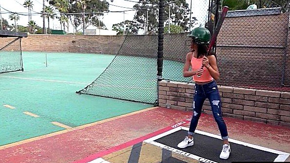 Девушка с завязанными глазами пробует отцовский фаллос