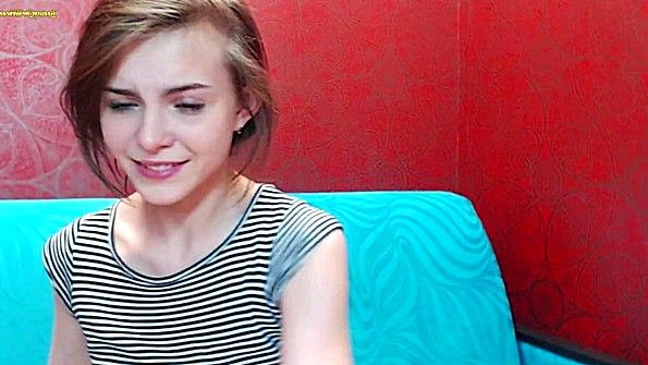 Азиатская взрослая самка ласкает себя игрушкой и испытывает удовольствие