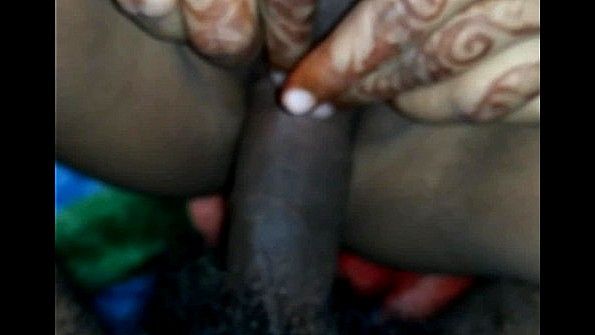 Темнокожая девушка водит мужской пенис