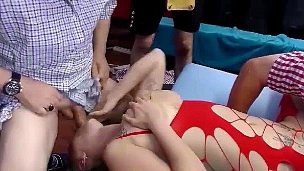 Сестренка узнает, как склонить своего кровного брата к сексу