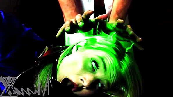 Горячая блондинка полирует свою пизду крутой игрушкой