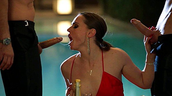 Две развратницы удивили мужчину естественным сексом одновременно