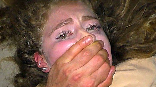 Азиатская мисс, собирающаяся спать, срочно проделала дыру в стене