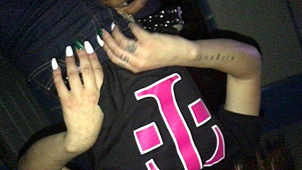 Колумбийская голубая девушка получает сперму на лицо