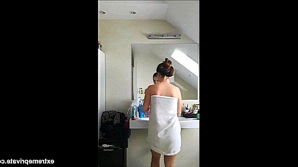 Парень с радостью трахает свою девушку в душе, достигая оргазма