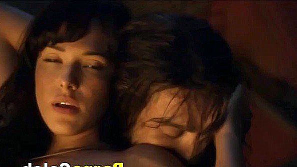 Шлюха хочет ласкать пизду и кончать из нее