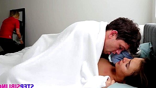 Содержанка в красной рыболовной сети пытает член своего раба